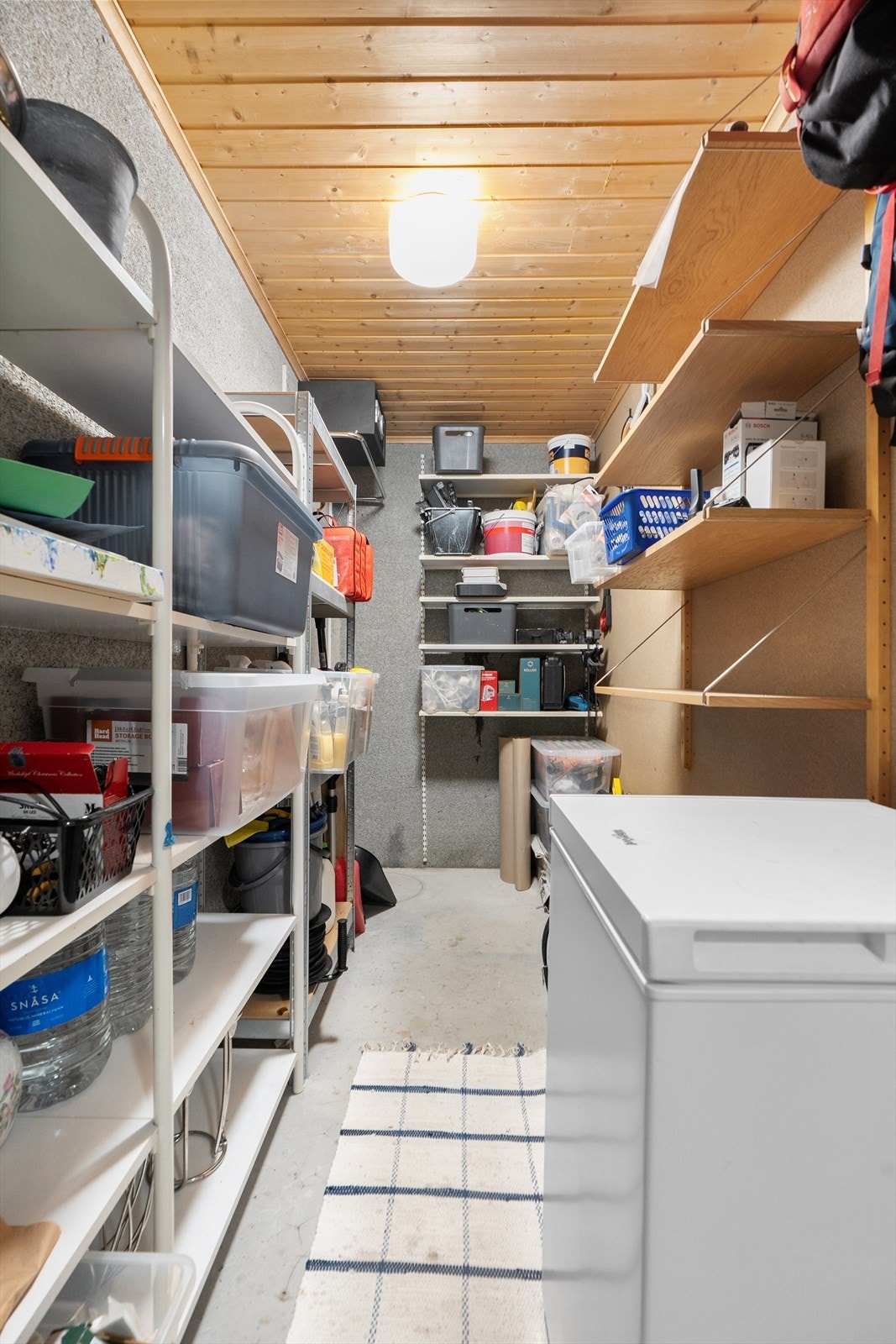 I underetasjen finner du to romslige boder som gir svært gode oppbevaringsmuligheter. Her er det rikelig med plass til sesongutstyr, sportsutstyr, barnevogner eller andre eiendeler du ønsker å oppbevare trygt og lett tilgjengelig. Galleribilde