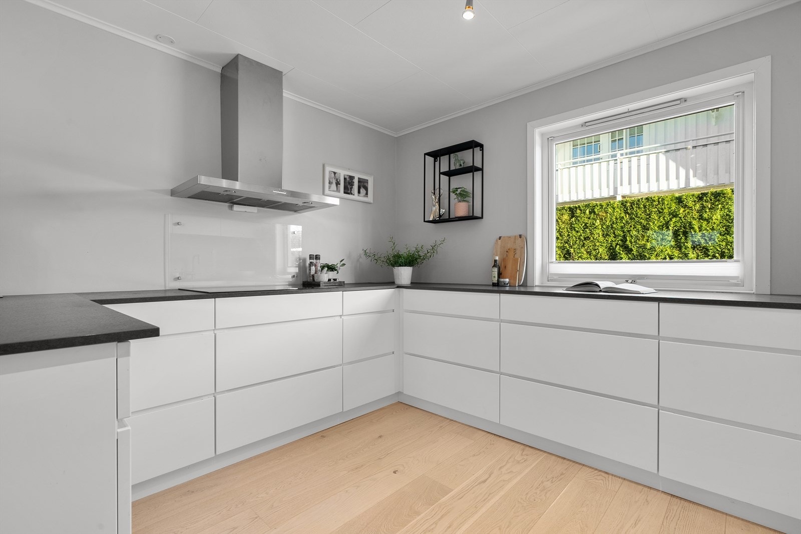 Innredningen har moderne, glatte fronter og en praktisk laminat benkeplate med nedfelt vaskekum. Galleribilde