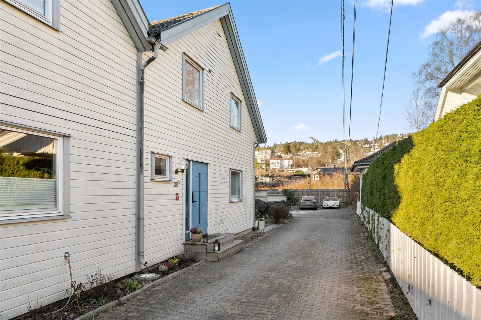 Det finnes et godt utvalg av dagligvarebutikker i området, blant annet Rema 1000, Joker, Coop Extra og Meny Gressbanen, som ligger kun 500 meter unna. Galleribilde