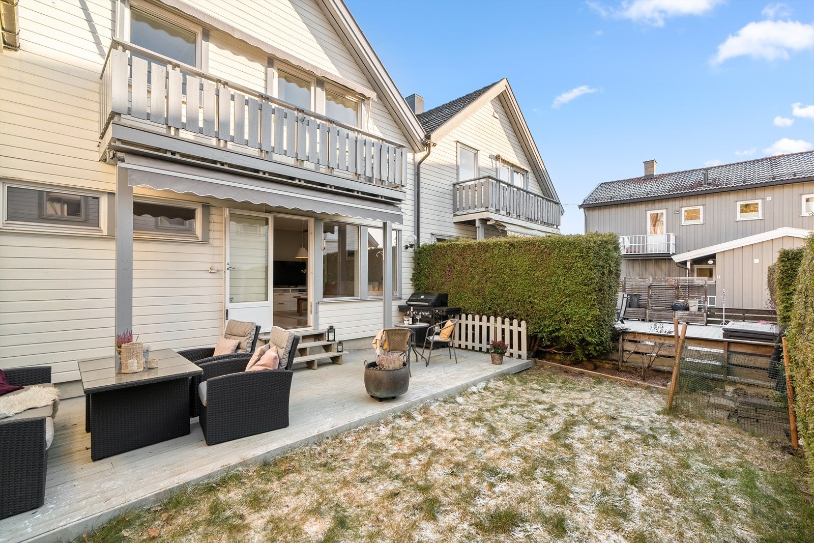 Denne attraktive, kjedede eneboligen ligger usjenert til i et rolig og barnevennlig boligområde ved Gressbanen/Holmen - perfekt for familier som ønsker trygge omgivelser der barna kan leke fritt i et svært populært boligområde. Galleribilde