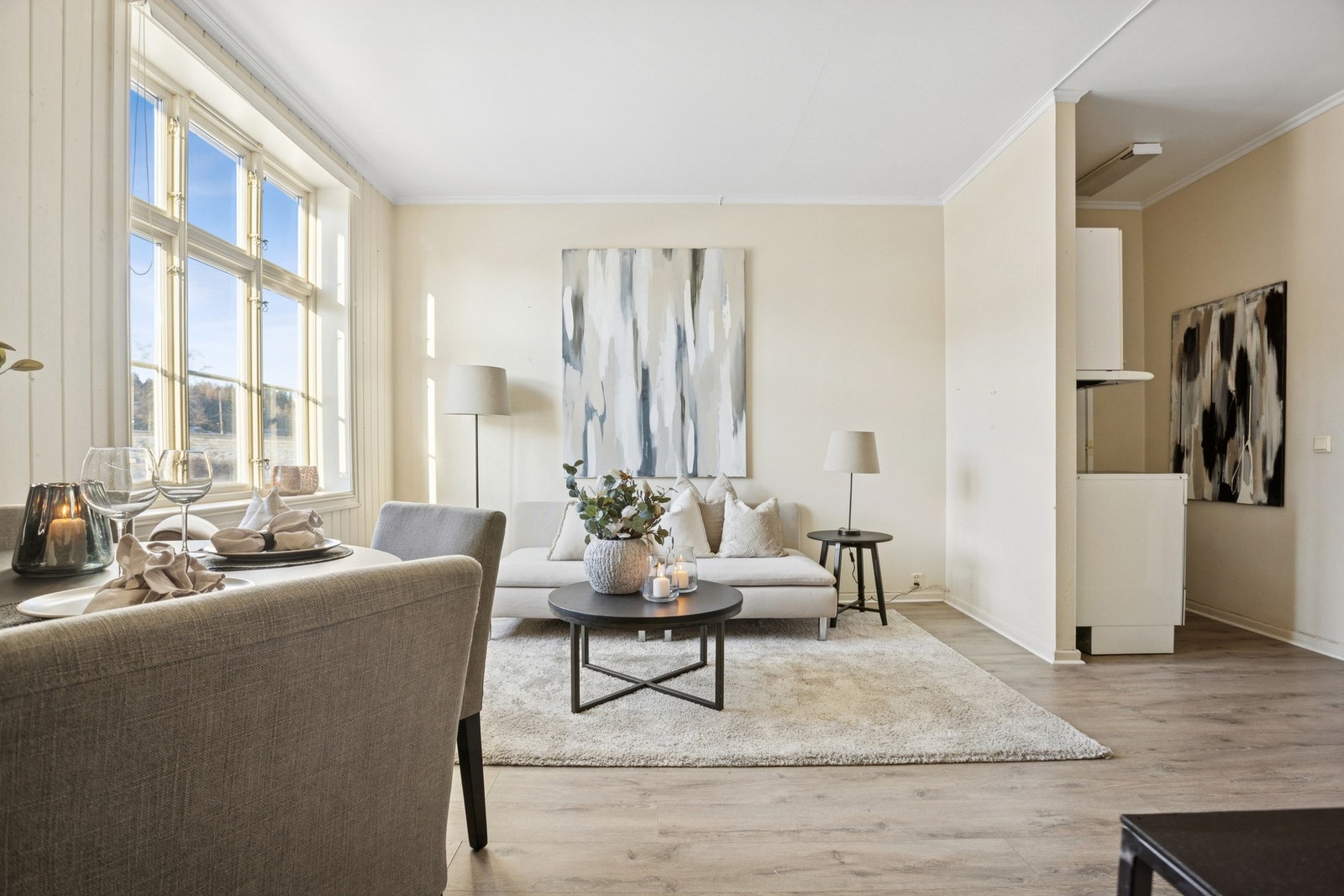 Stuen har fin plass til sofagruppe og annet møblement. Galleribilde