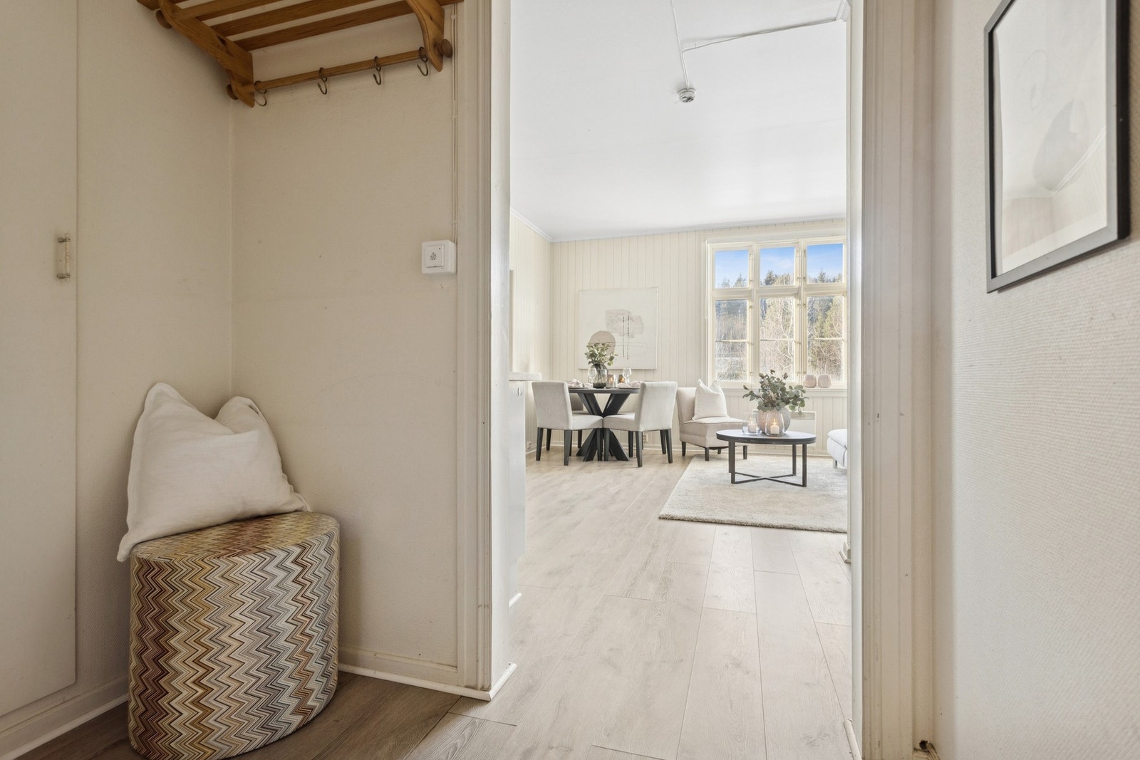 Velkommen inn - entréen har fin plass til å hensette sko og yttertøy. Galleribilde