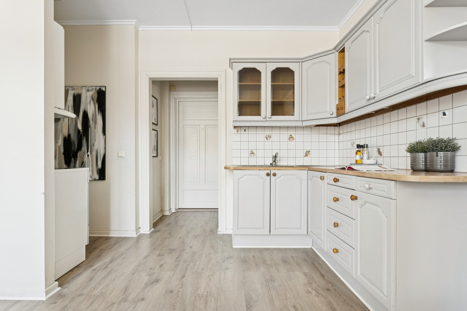 Videre kommer du til kjøkkenet som ligger i moderne åpen løsning. Galleribilde