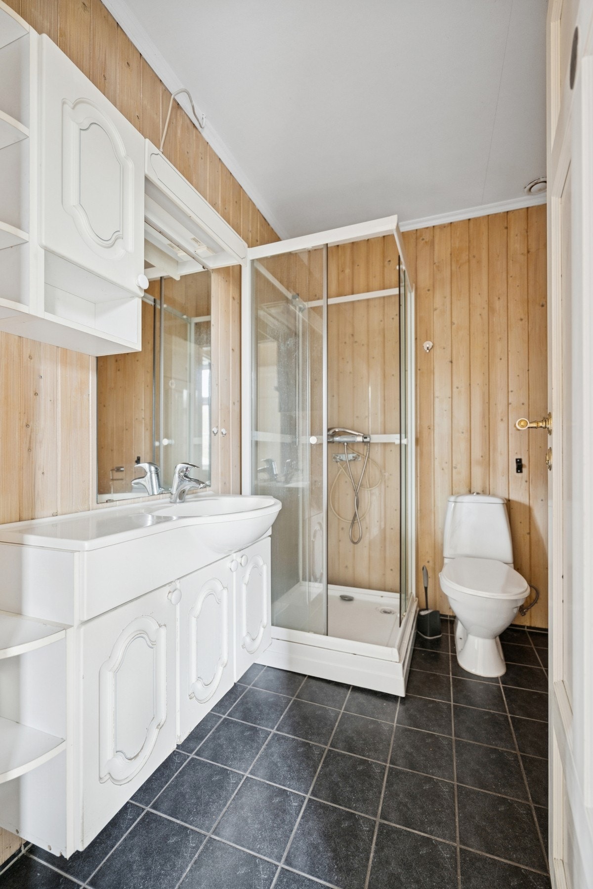 Baderommet holder en fin standard og er utstyrt med servantinnredning, dusjkabinett og klosett. Galleribilde