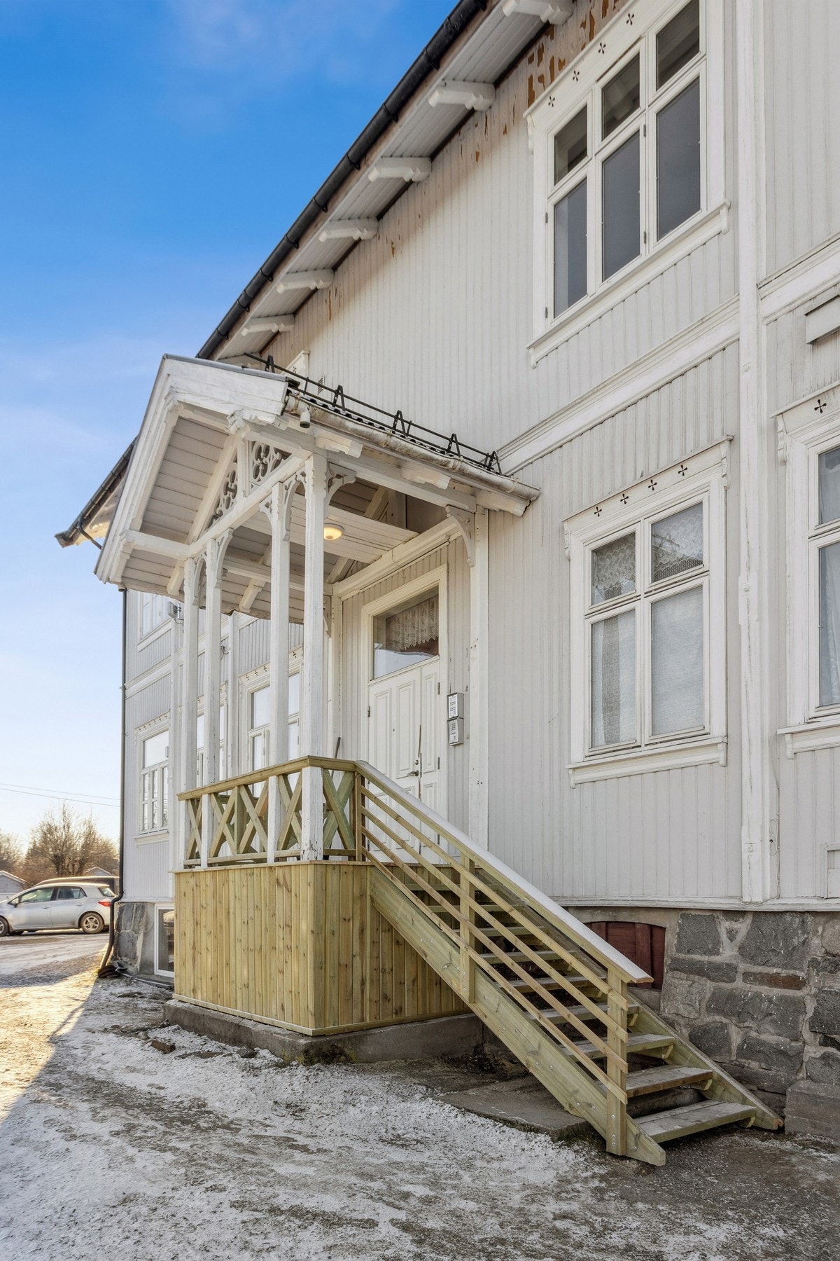 Trappen ved inngangsdøren til leilighetene er nylig oppgradert. Galleribilde