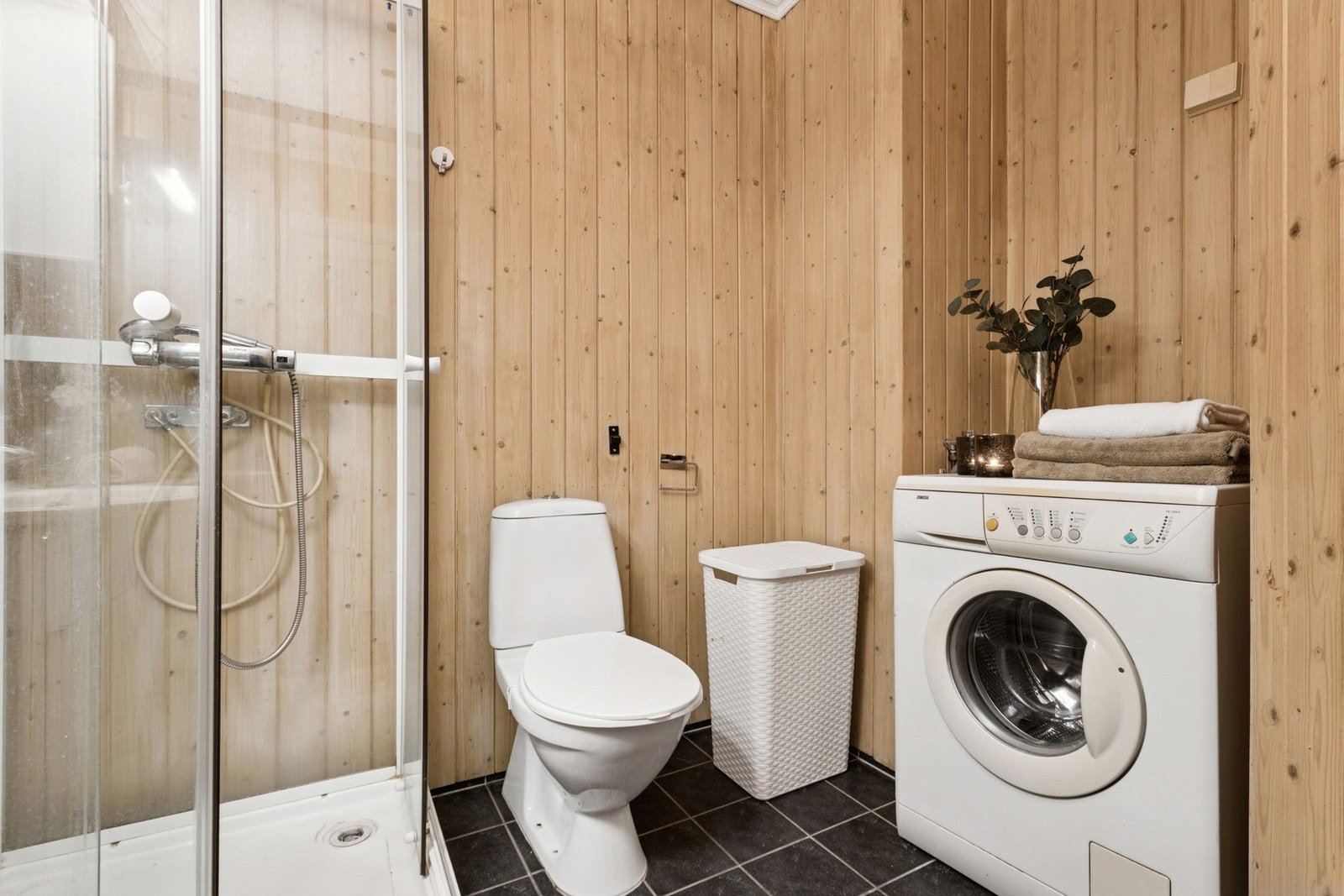 Opplegg for vaskemaskin inne på badet. Galleribilde