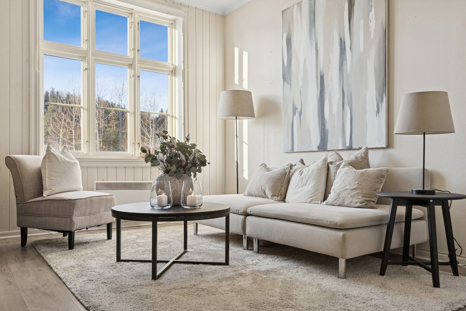 Det slippes godt med naturlig lys inn fra stort vindu. Galleribilde