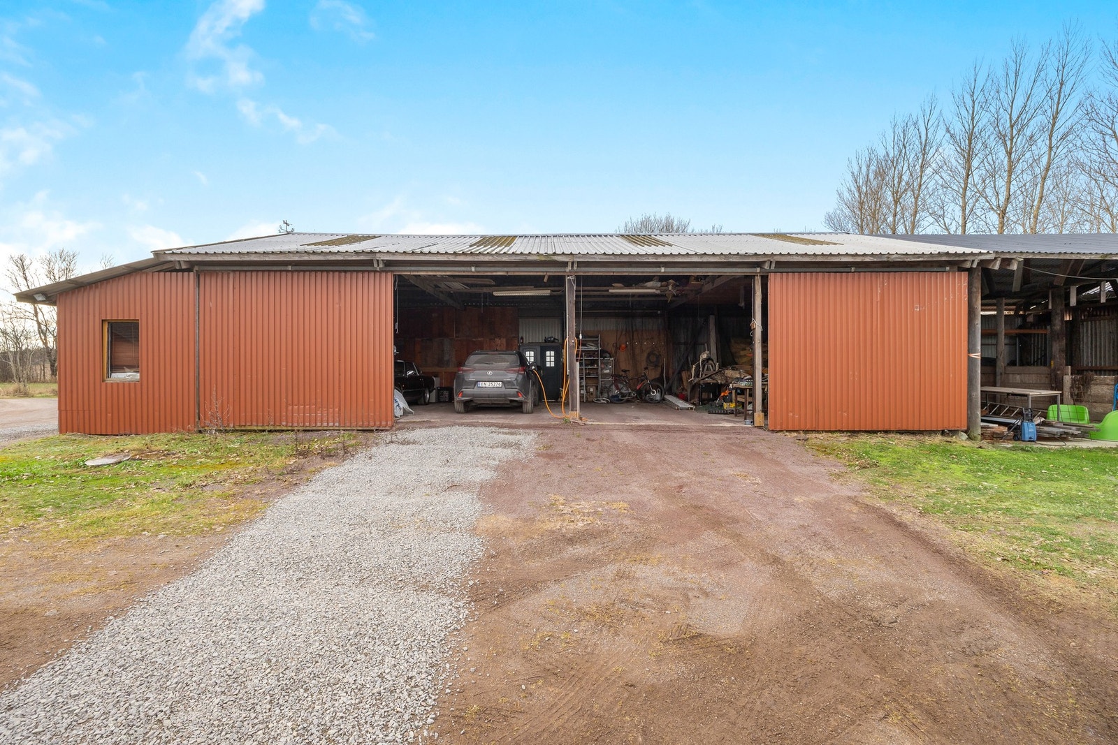 Eiendommen har en garasje på den eldste låven Galleribilde