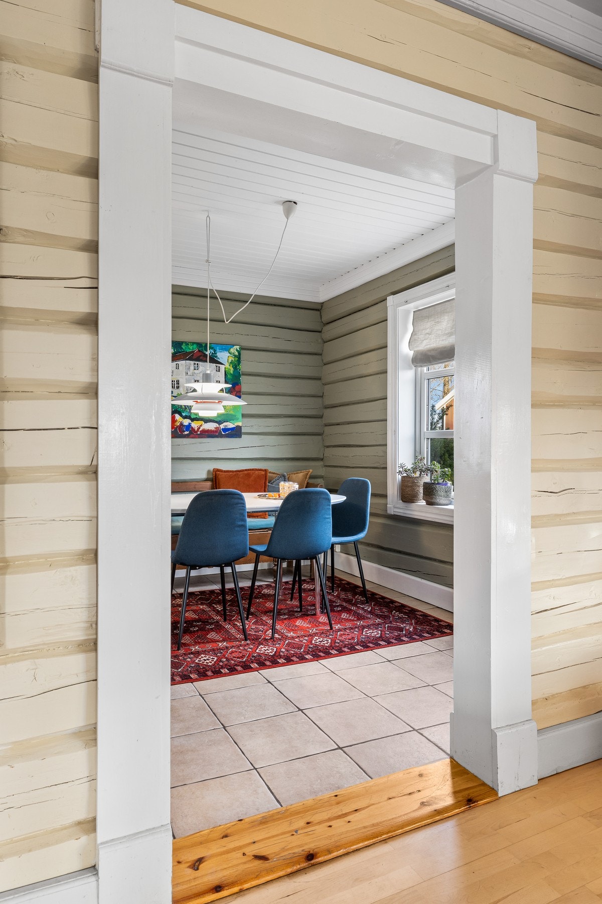 Innenfor stuen har hoveddelen et flott kjøkken med egen spiseplass for hyggelige måltider Galleribilde