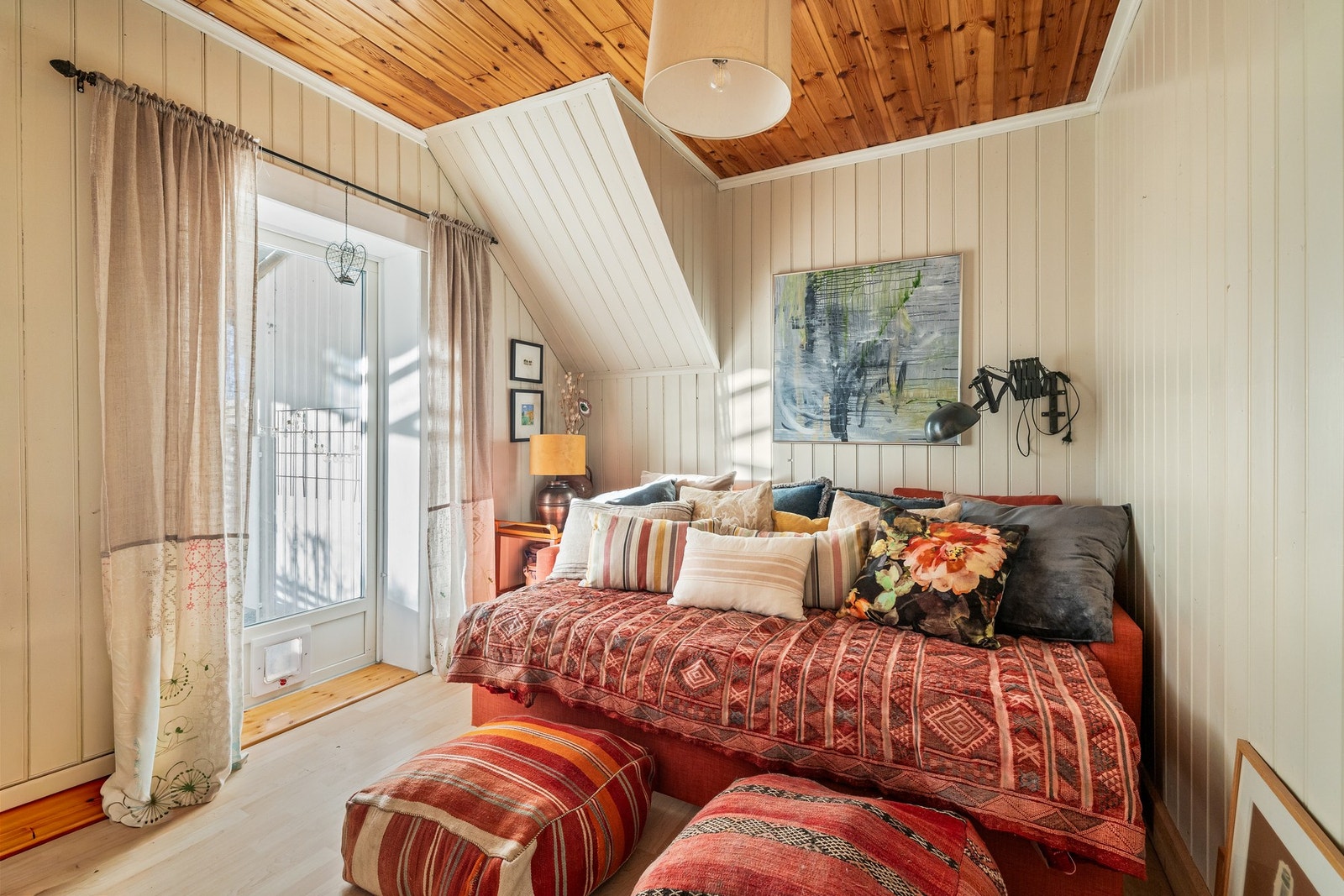 Hele fire soverom betyr mange valgmuligheter, og ved behov kan rommene benyttes som kontor, walk-in closet eller ekstra stue Galleribilde