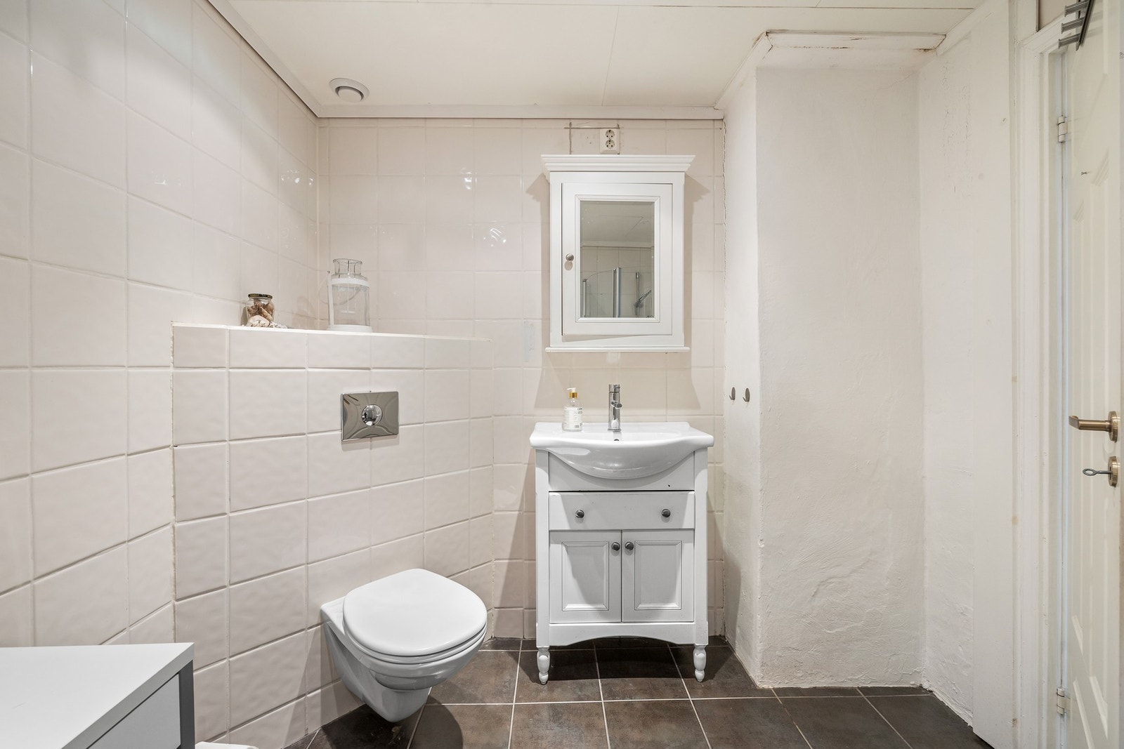 Badet ble oppgradert rundt 2007, innredet med beige veggfliser og mørke gulvfliser for en fin kontrast Galleribilde