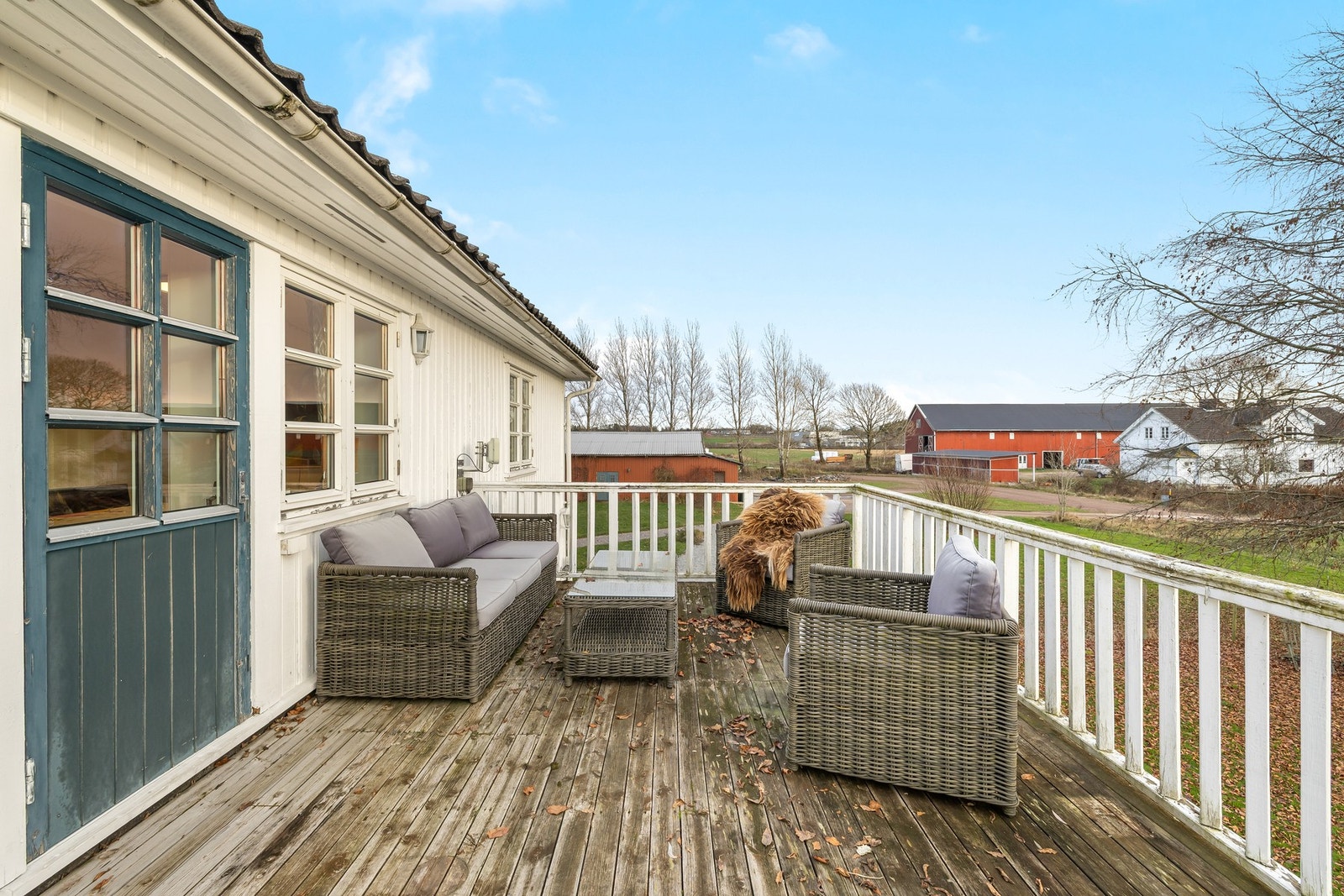 Stuen i 2. etasje forlenges av en balkong med belysning og et areal på ca. 19 kvm Galleribilde