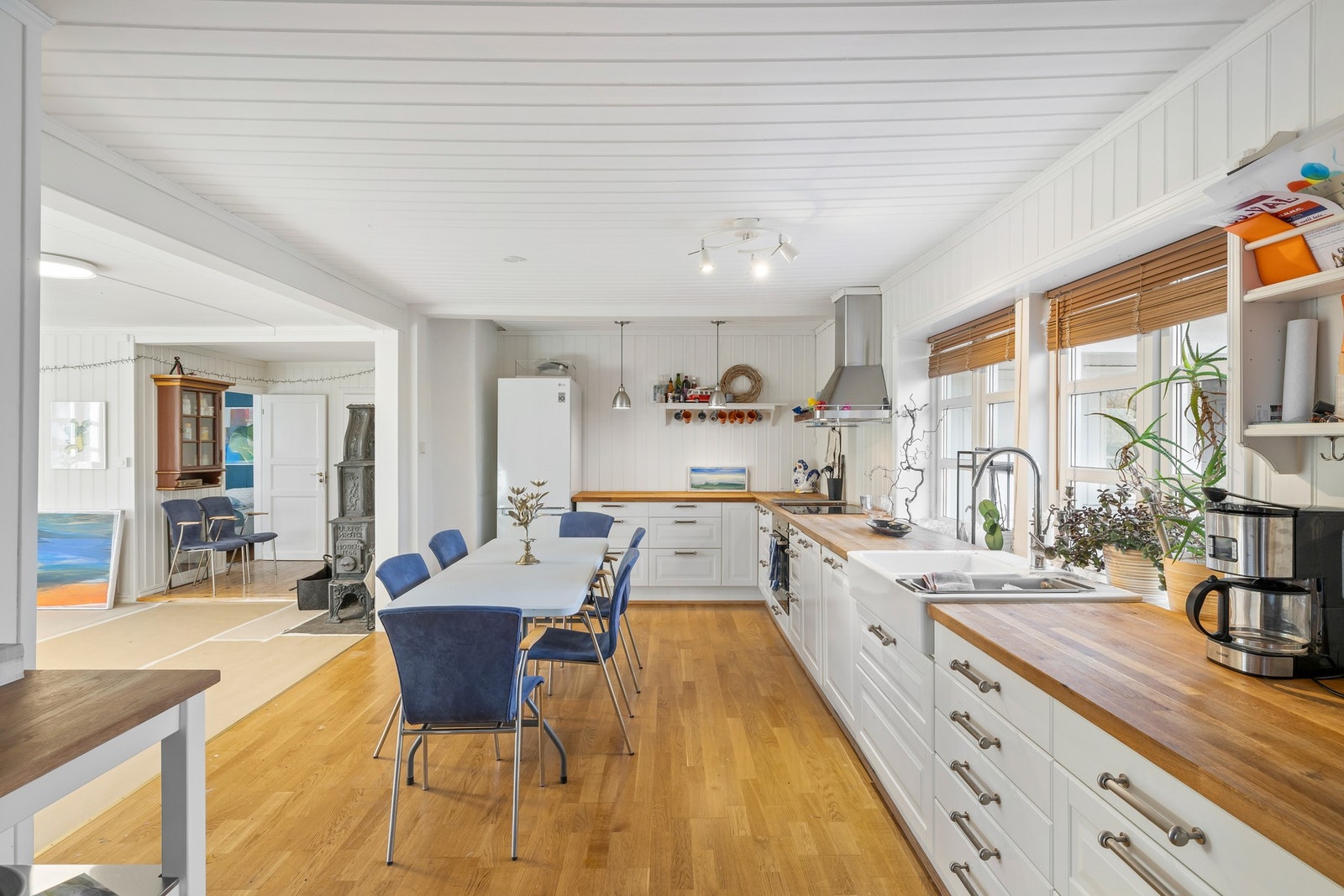 Det er plass til langbord, og kjøkkenet fungerer som en bi-inngang fra verandaen i 2. etasje Galleribilde