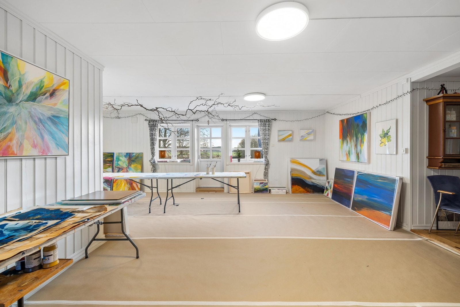 Den andre boenheten ligger i 2. etasje, med egen inngang via en overbygd ytterdør i etasjen under Galleribilde