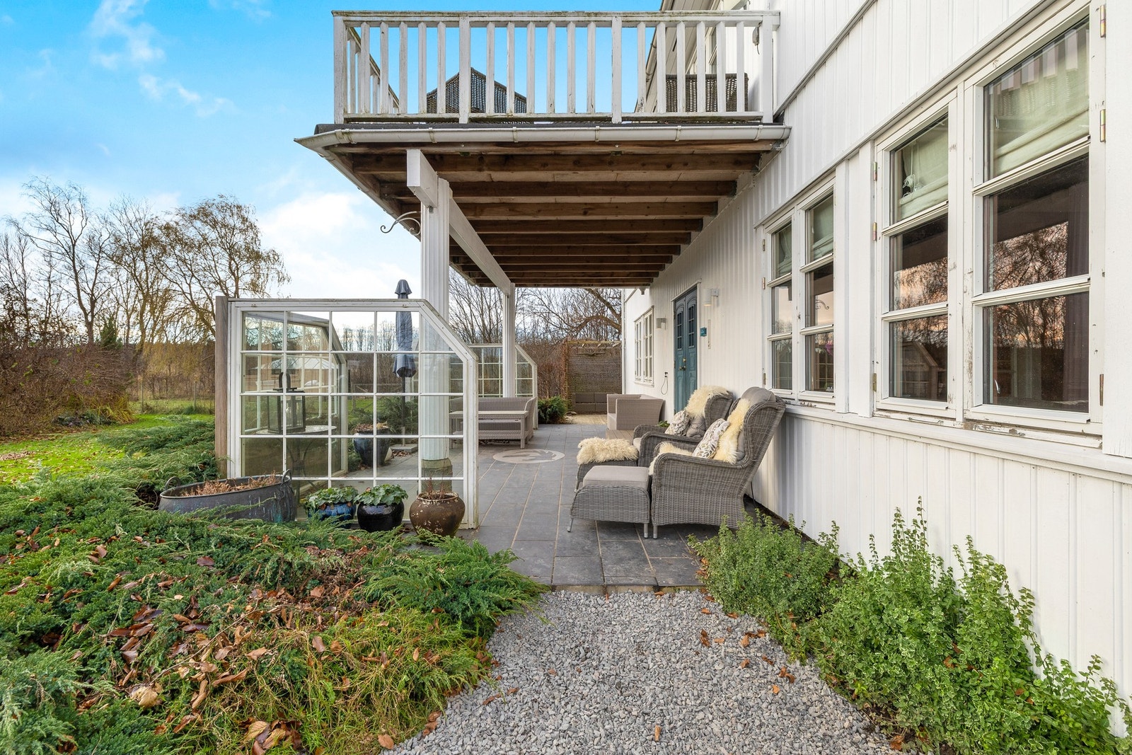 Ved inngangen til hoveddelen finner man en delvis overbygd, flislagt veranda Galleribilde