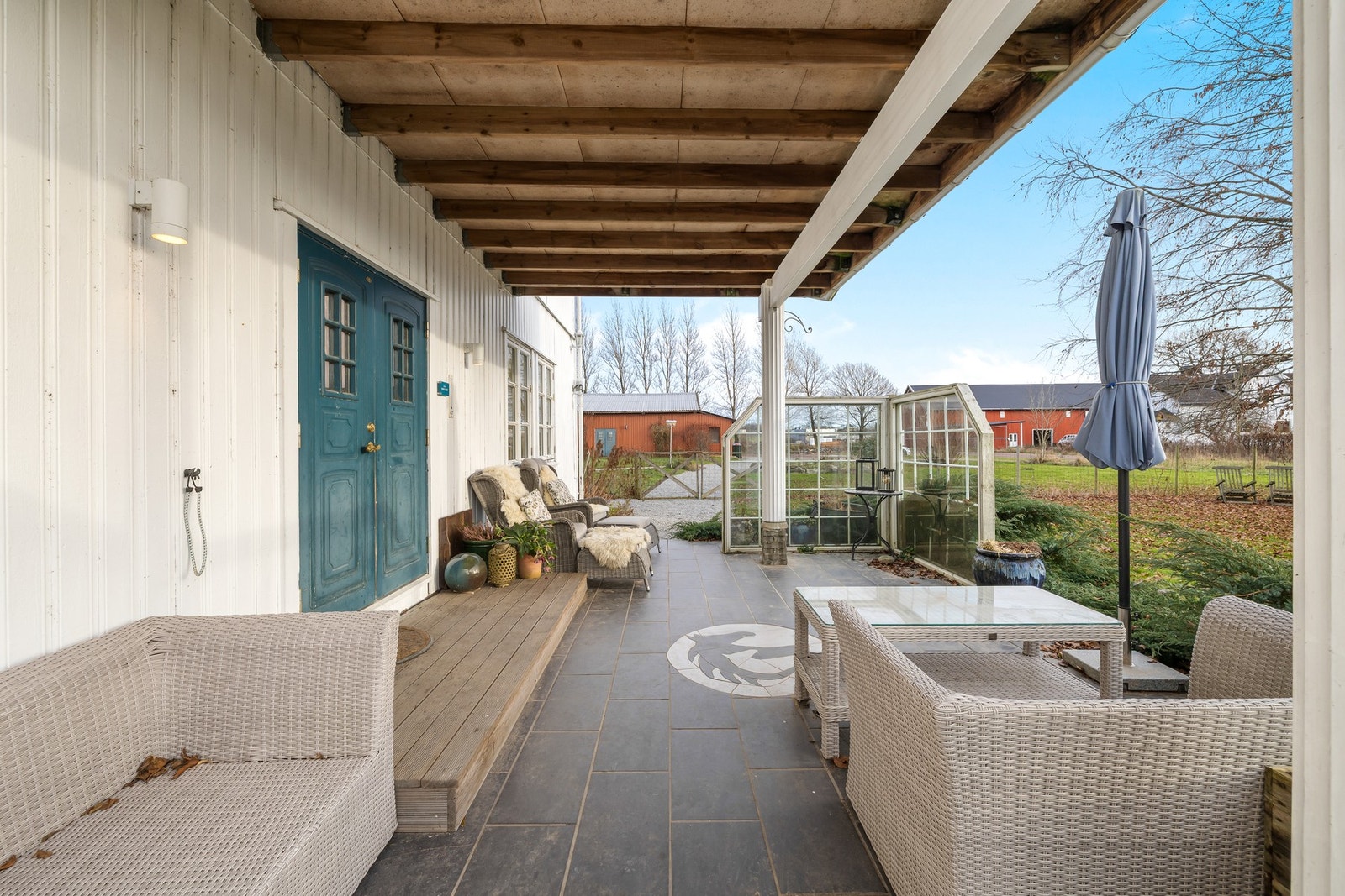 Verandaen er fint skjermet av glassvegger Galleribilde