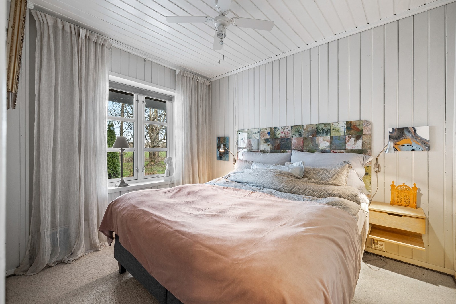 På hovedsoverommet er det plass til dobbeltseng og tilhørende nattbord Galleribilde