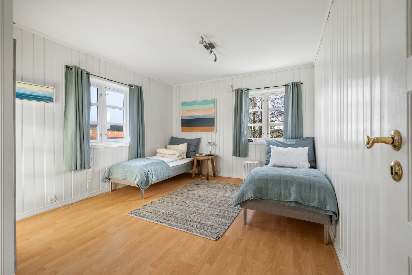 Hoveddelen har fire soverom samlet i 1. etasje, meget praktisk hvis man har små barn Galleribilde