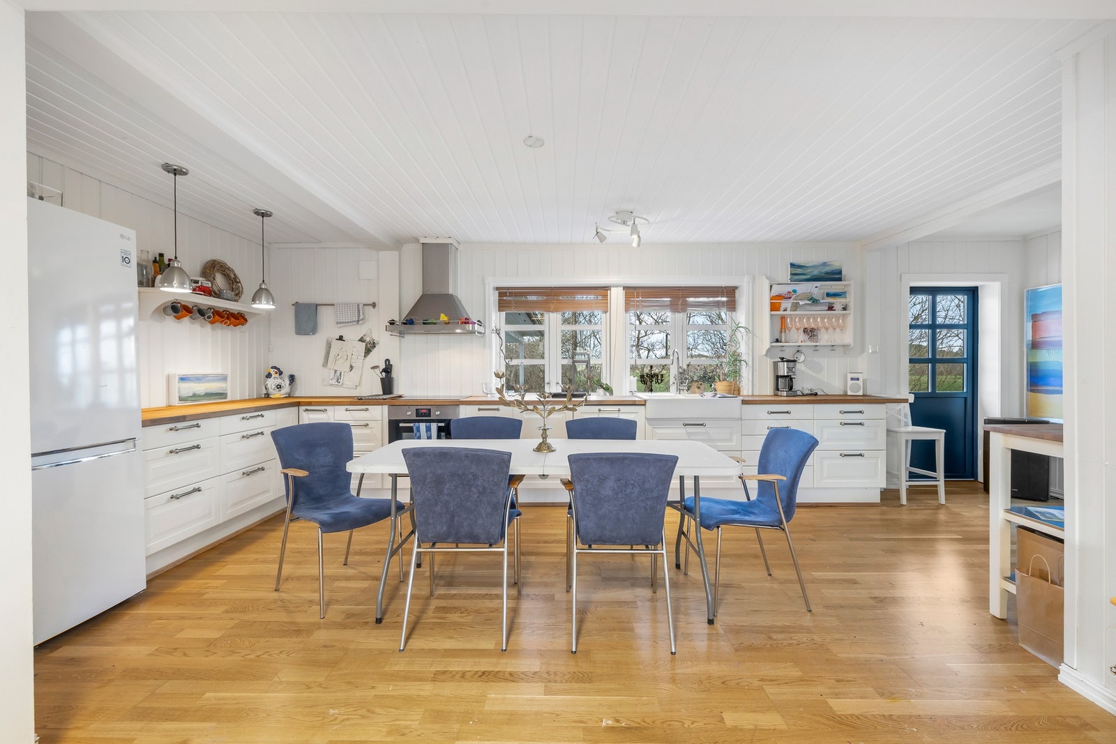 Kjøkkenet ligger innenfor stuen, og det er god kontakt mellom sonene. Galleribilde