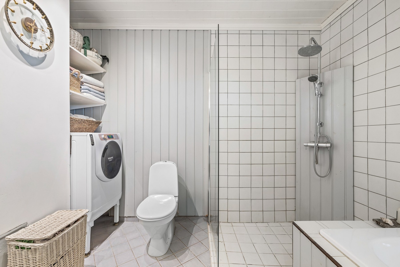 Opplegg for vaskemaskin er etablert i egen nisje, og badet har toalett, gulvvarme og servantskap montert i 2022 Galleribilde