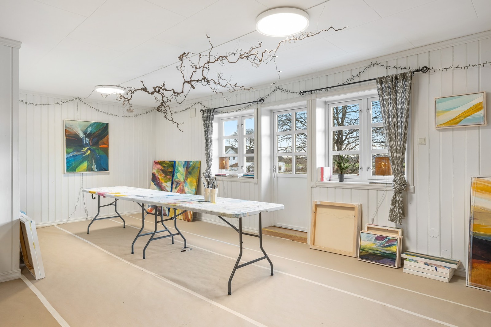 Boenheten består av to ganger, stue, bad, kjøkken og fire soverom Galleribilde