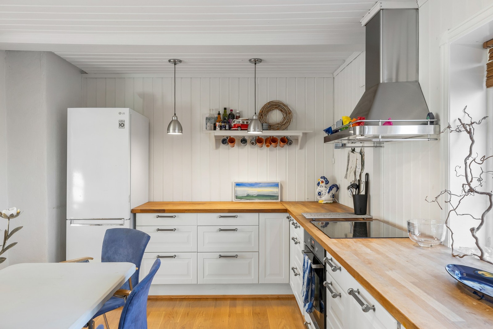 Innredningen er fra 2014, oppført i en funksjonell L-form med hvite, profilerte fronter, benkeplate av tre og dobbel oppvaskkum i porselen Galleribilde