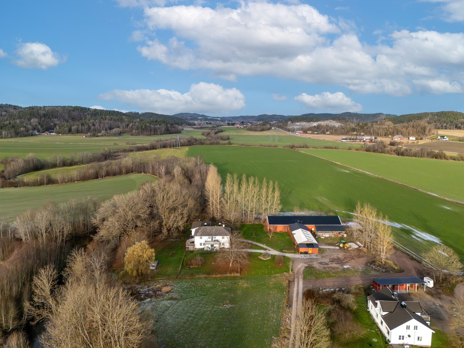 Småbruket ligger i landlige og idylliske omgivelser, ca. 2,5 km nordøst for Sem sentrum i Tønsberg kommune Galleribilde