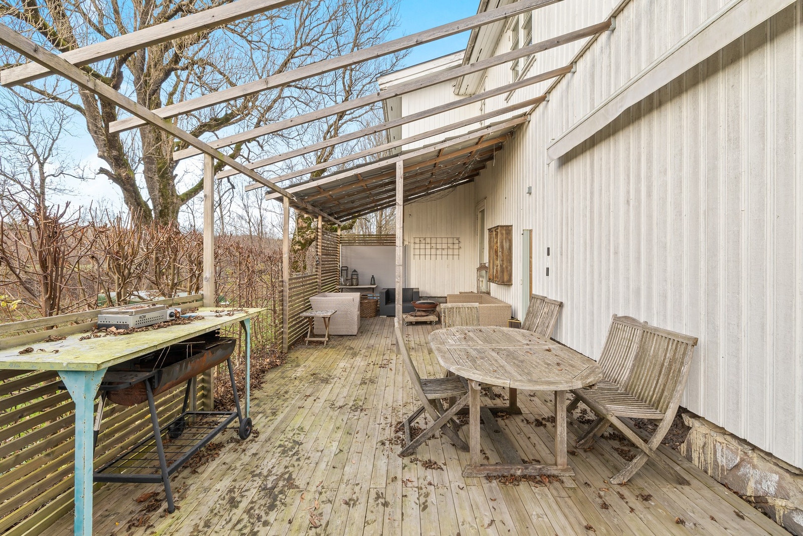 Fra et av de øvrige soverommene er det utgang til den solrike terrassen med nyere pergola Galleribilde