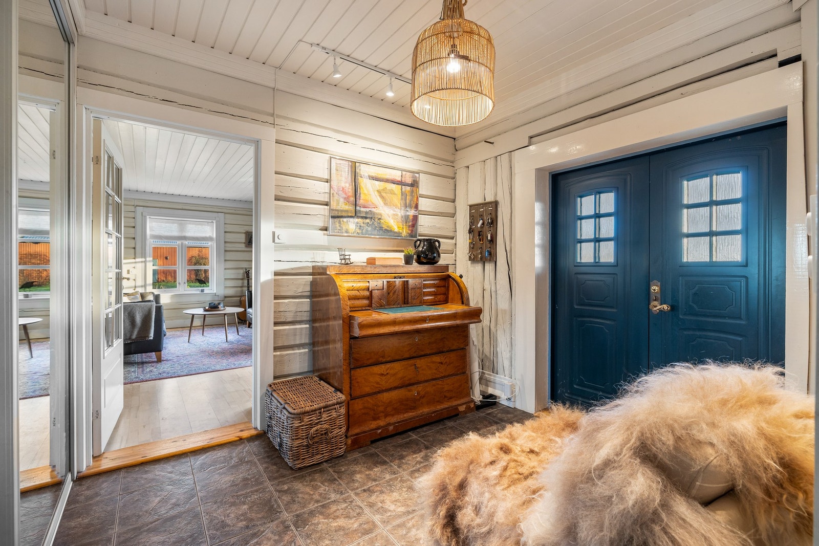 Vel inne har entreen flislagt gulv med varme Galleribilde