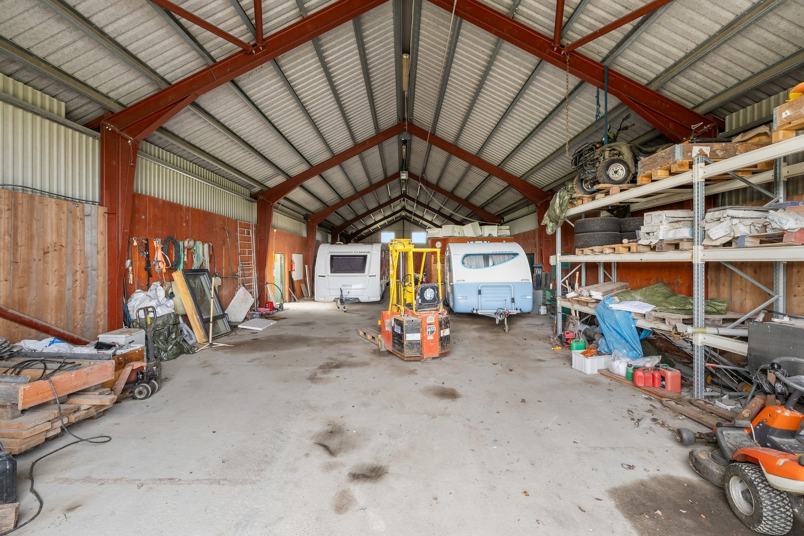 Låvene har god plass til lagring, diverse prosjekter og oppbevaring av en rekke kjøretøy Galleribilde