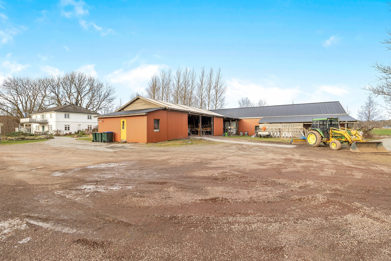 Ved tunet har eiendommen to låver på henholdsvis ca. 121 og 354 kvm Galleribilde