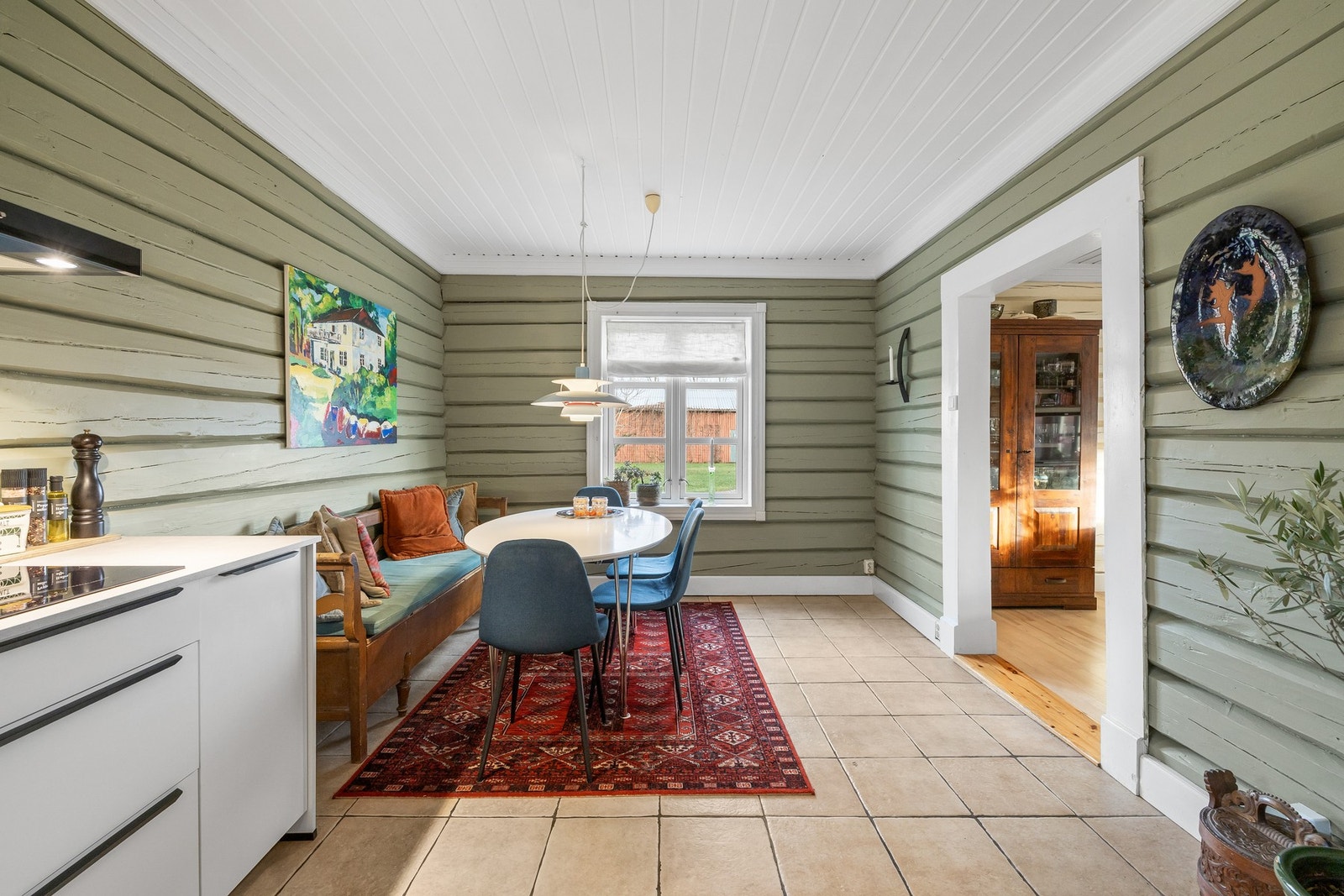 Selve kjøkkenet er fra 2025; moderne og velutstyrt i en funksjonell L-form med god arbeidsflyt og skapplass Galleribilde