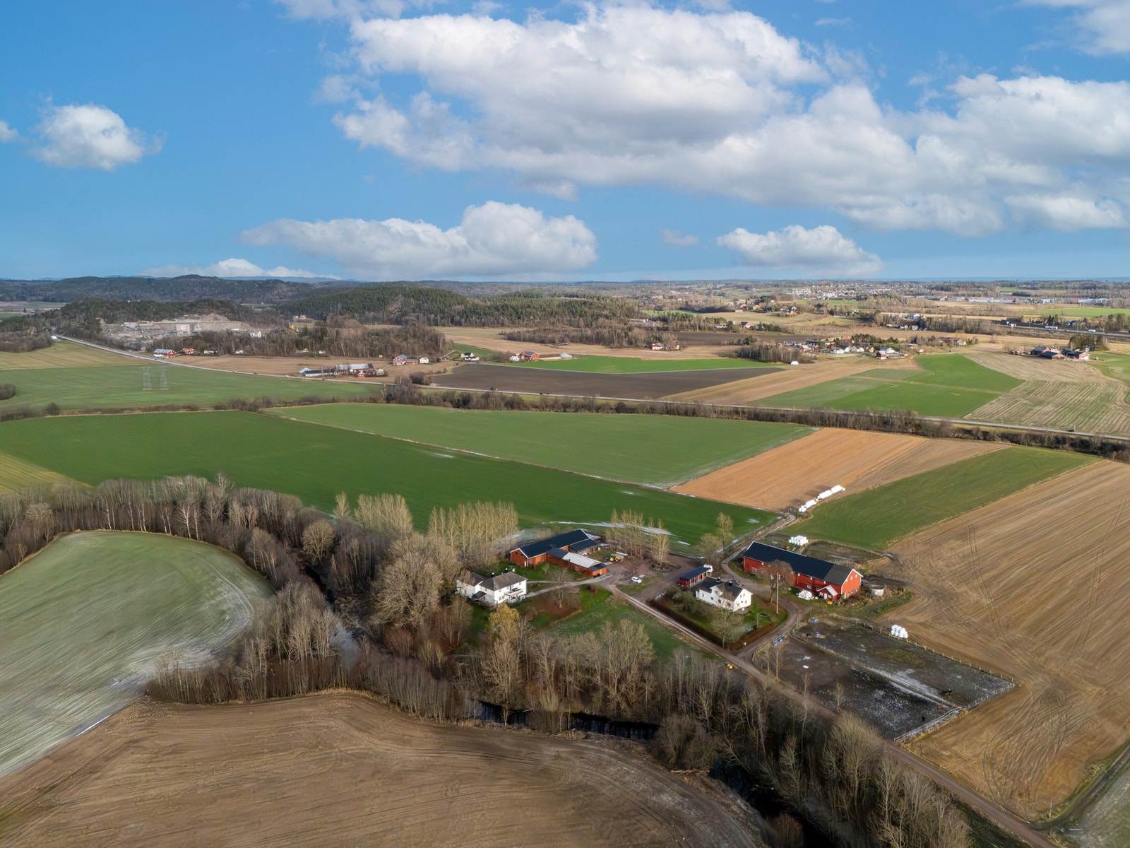 I nærområdene er det vakker natur med fine turmuligheter, og ved fjorden finner du fantastiske badeplasser, kyststi og mulighet for båtliv Galleribilde