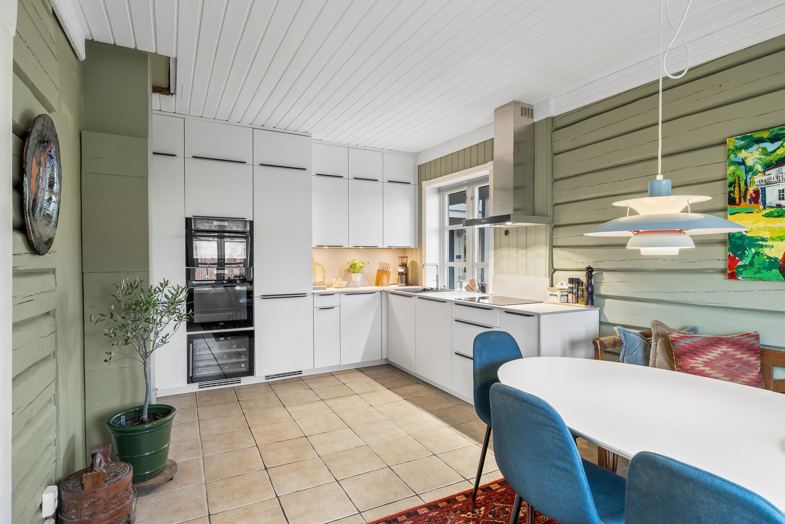 Selve kjøkkenet er fra 2025 med moderne og velutstyrt i en funksjonell L-form med god arbeidsflyt og skapplass Galleribilde