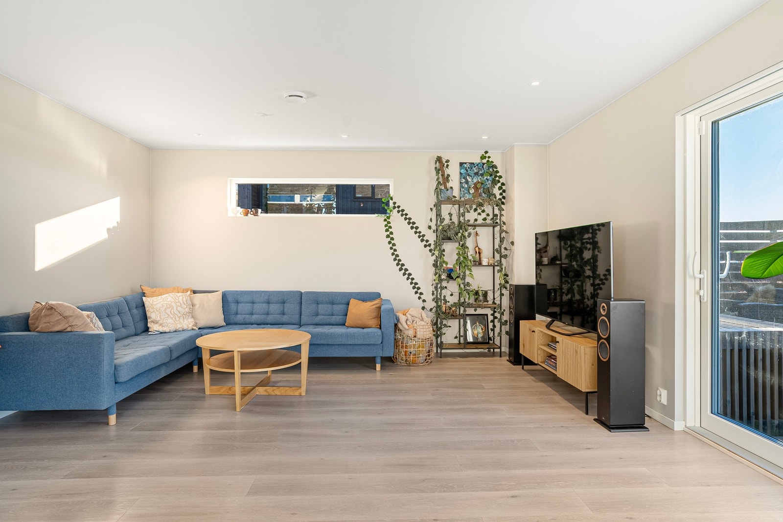 I stuen er det god plass til en romslig sofa, slik at hele familien kan samles til hyggelige kvelder uten at rommet føles trangt Galleribilde