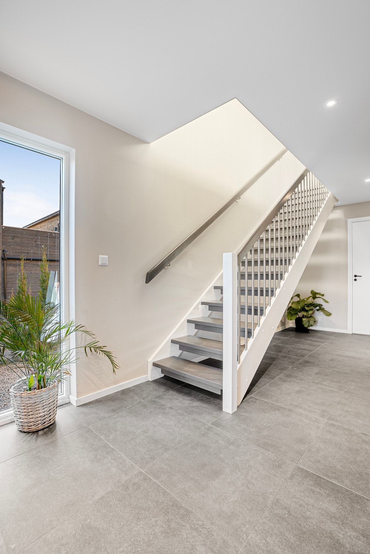 En lys og innbydende entré med varmekabler i gulvet, som gir en behagelig temperatur fra første steg Galleribilde