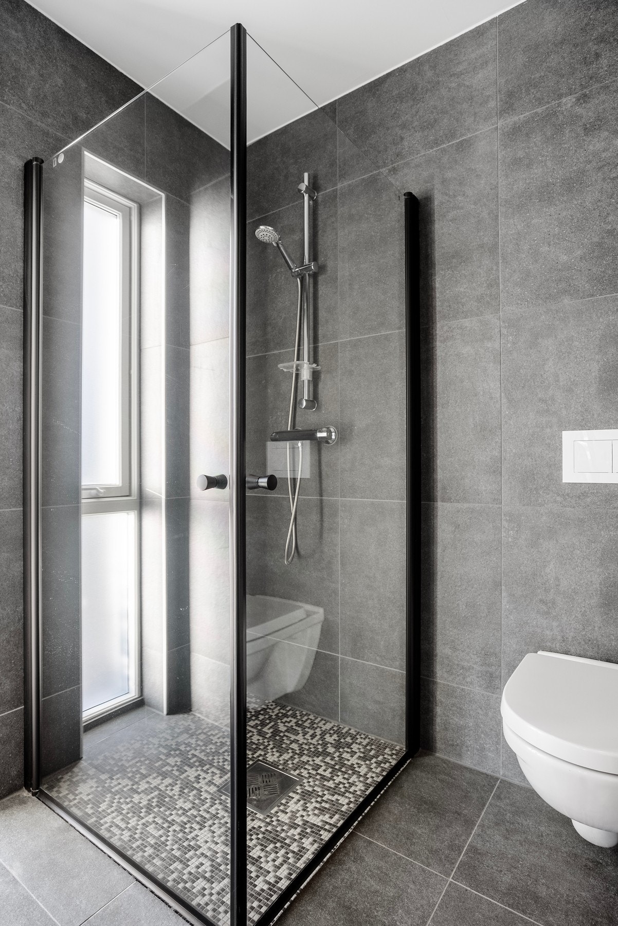 Nytt og moderne uttrykk med tidløse mørke fliser og mørke detaljer Galleribilde