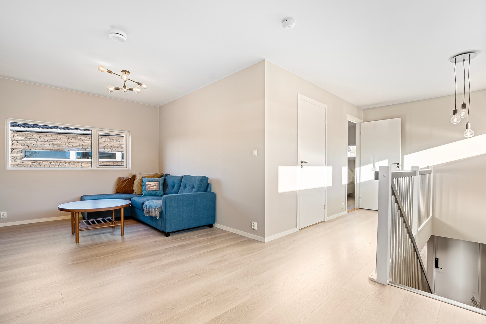 I etasjen finner du de to minste soverommene samlet på én side av stueområdet, mens hovedsoverommet og badet ligger på motsatt side - en praktisk løsning som skaper privatliv Galleribilde