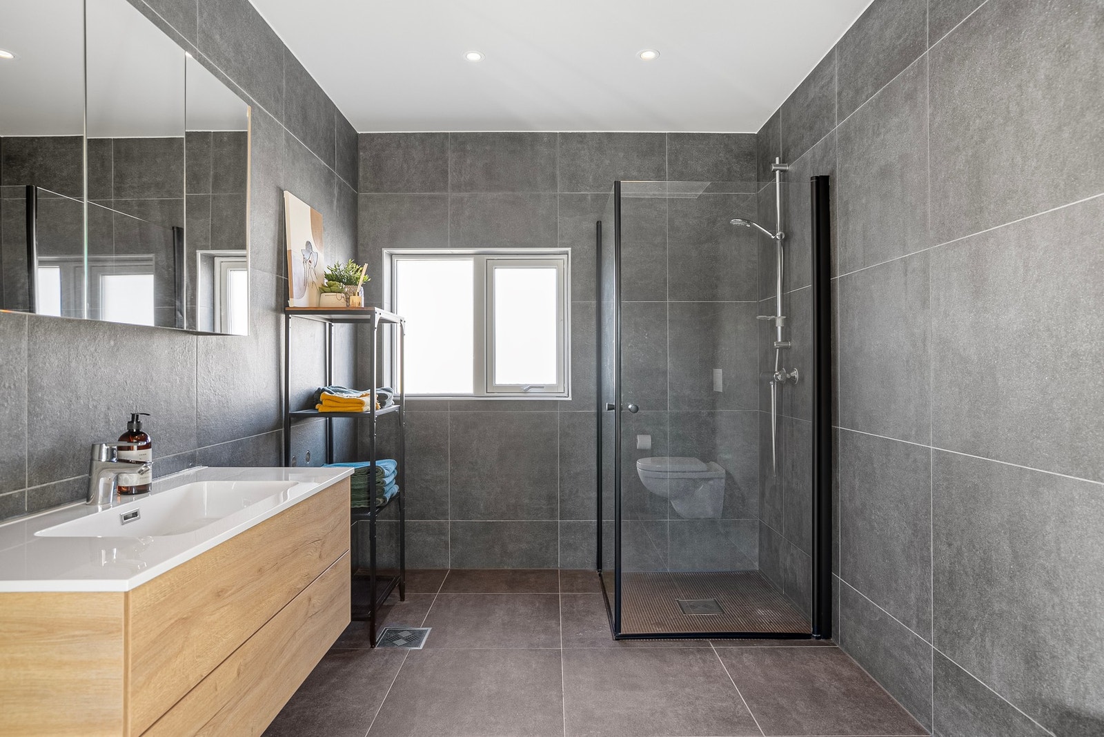 Badet i 2. etasje er romsligere enn badet i 1. etasje, men har samme stil og kvalitetsnivå Galleribilde