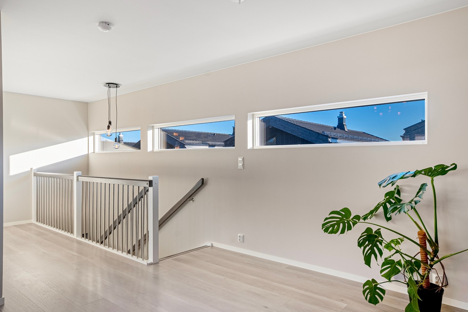 Velkommen opp - på toppen av trappen møter du et lyst og åpent oppholdsrom med godt naturlig lys og privat atmosfære Galleribilde