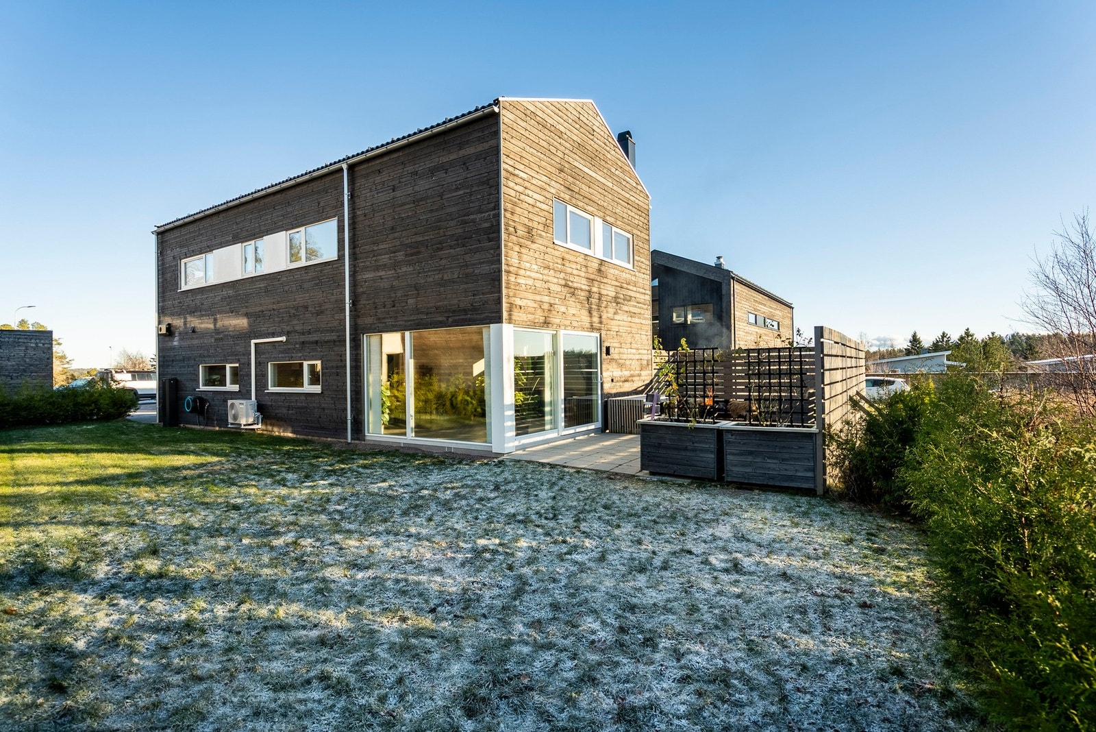 Deilig hageområde tilknyttet markterrassen for god plass til ballspill, lek og beplantning Galleribilde