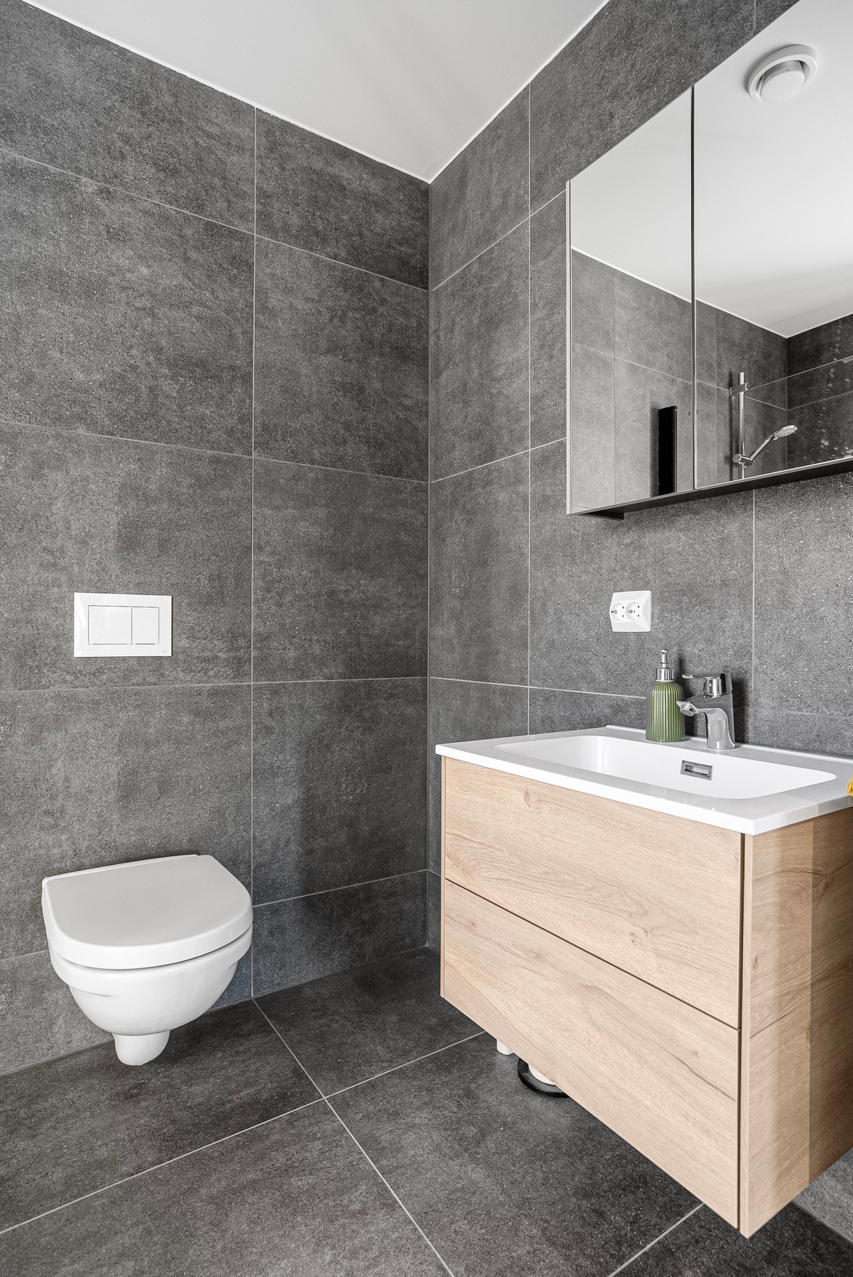 Boligen inneholder 2 fullverdige bad i tillegg til separat vaskerom/teknisk rom i 1.etasje Galleribilde