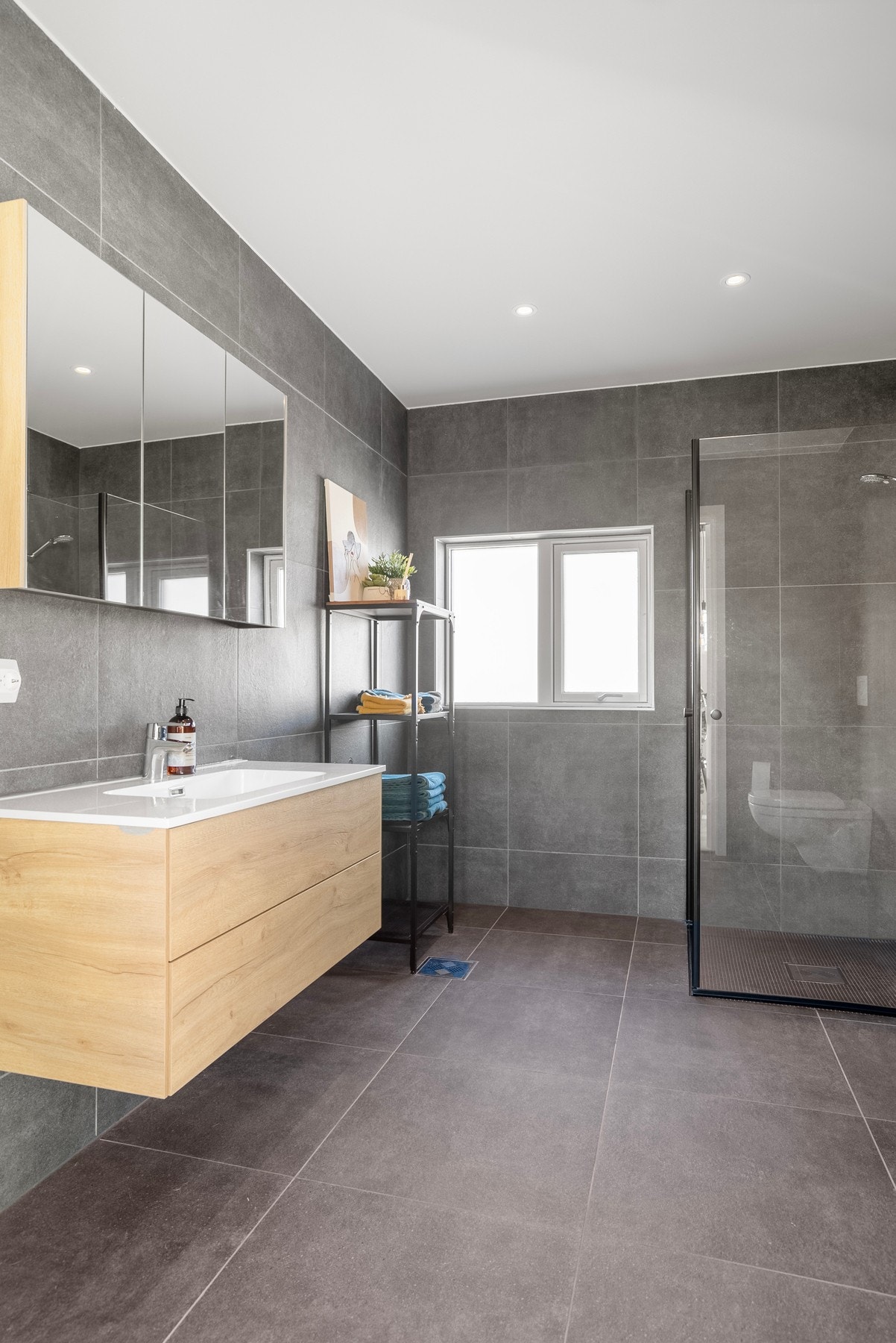 Her har du rom for ekstra oppbevaringsmøbel i tillegg til den brede servantinnredningen og speilskapet Galleribilde