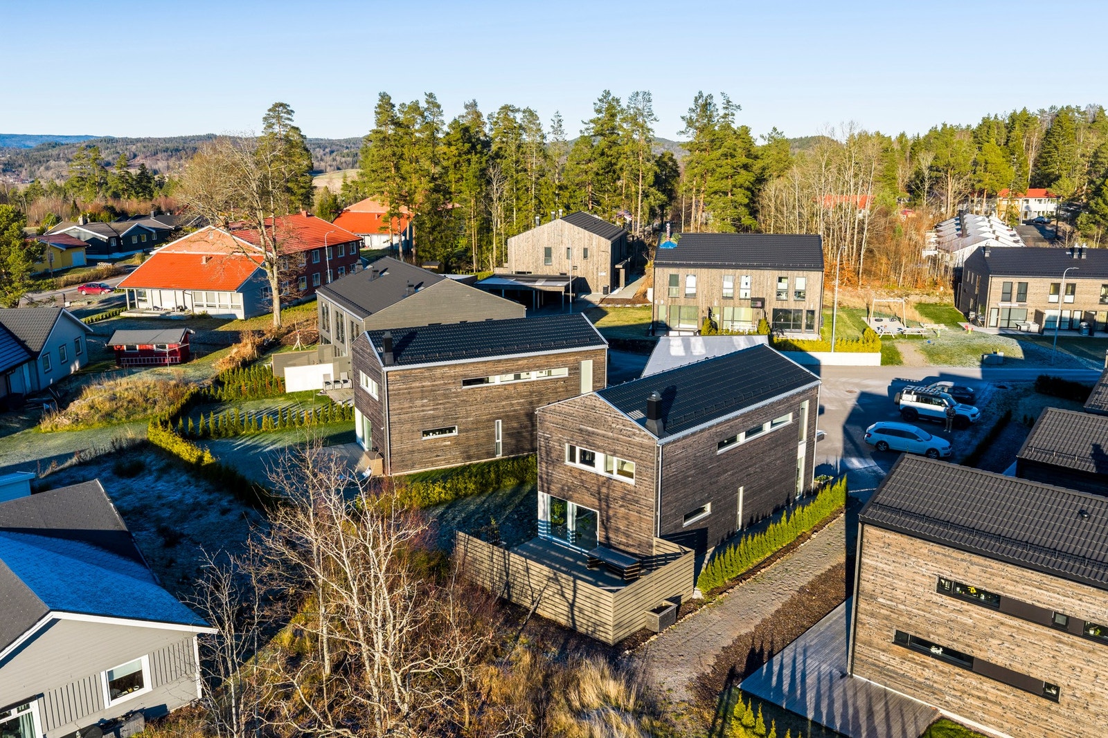 Boligens beliggenhet og hekk rundt seksjonen gir en privat uteplass, samtidig som du har nærhet til naboene Galleribilde