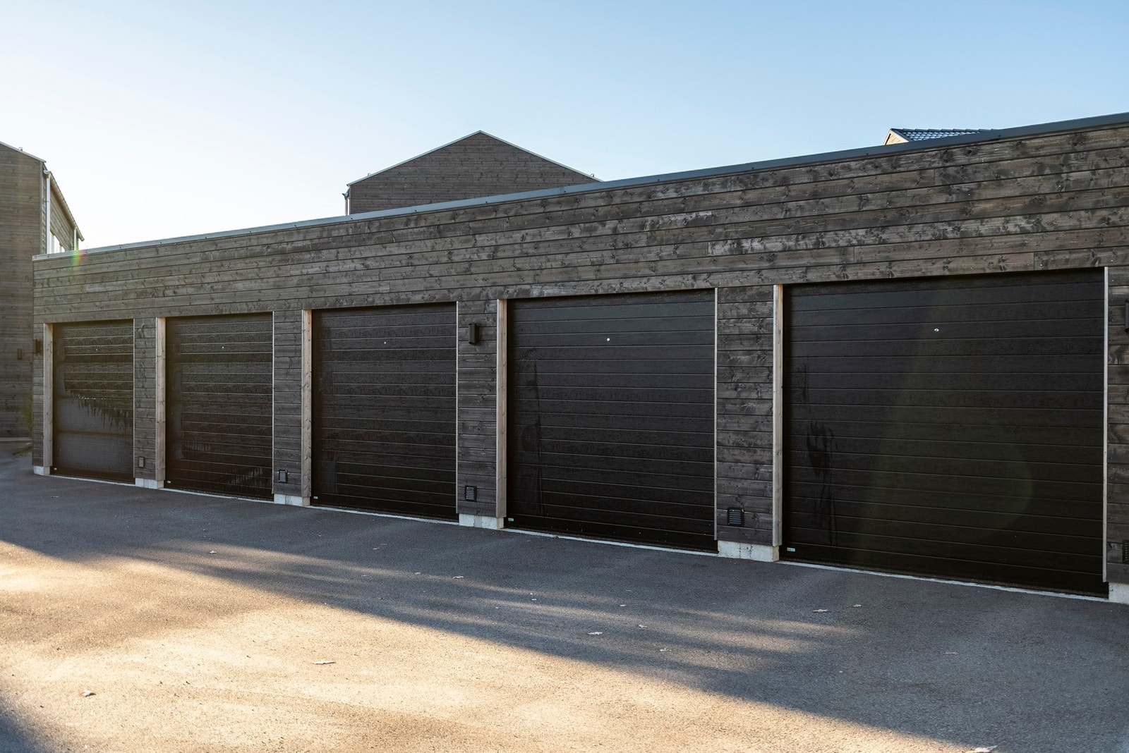 Boligen ligger praktisk til med kort avstand til garasjeparkering Galleribilde