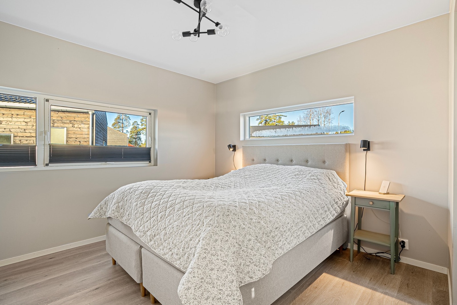 På hovedsoverommet har du både ekstra størrelse, men også tilknytning til walk-in-closet Galleribilde