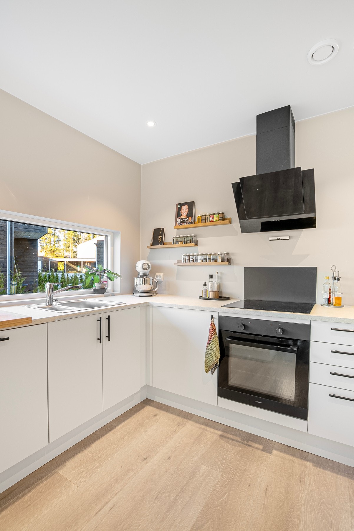 Med integrerte hvitevarer får kjøkkenet et rent, stilrent og moderne uttrykk Galleribilde