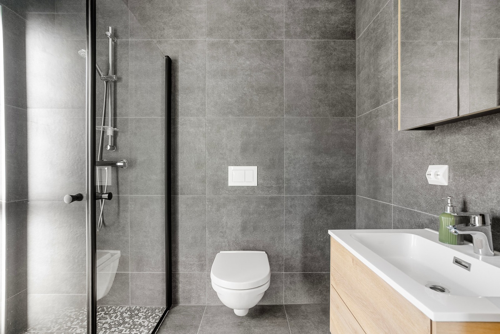 På badet har du god oppbevaring i både speilskap og servantinnredningen med skuffer Galleribilde