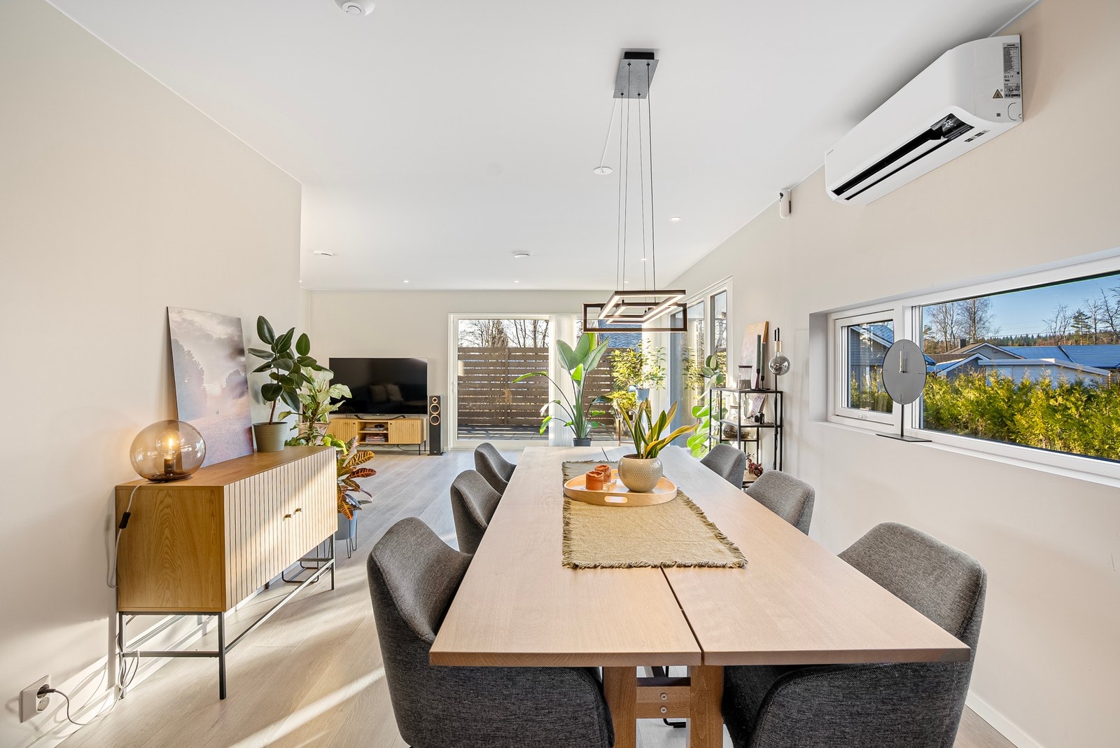 Rommet får en god og jevn temperatur med med både gulvvarme og varmepumpe Galleribilde