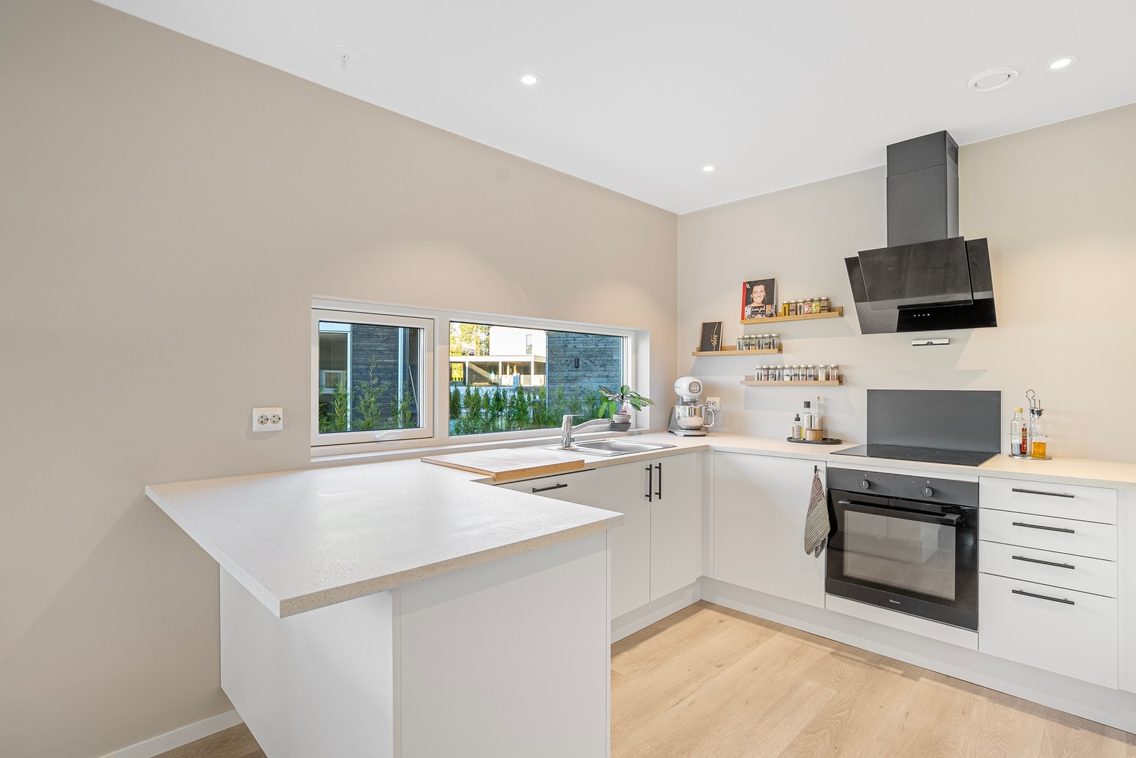 Elegant og tidløs kjøkkeninnredning, god benkplass og plass til barstoler ved kjøkkenet Galleribilde